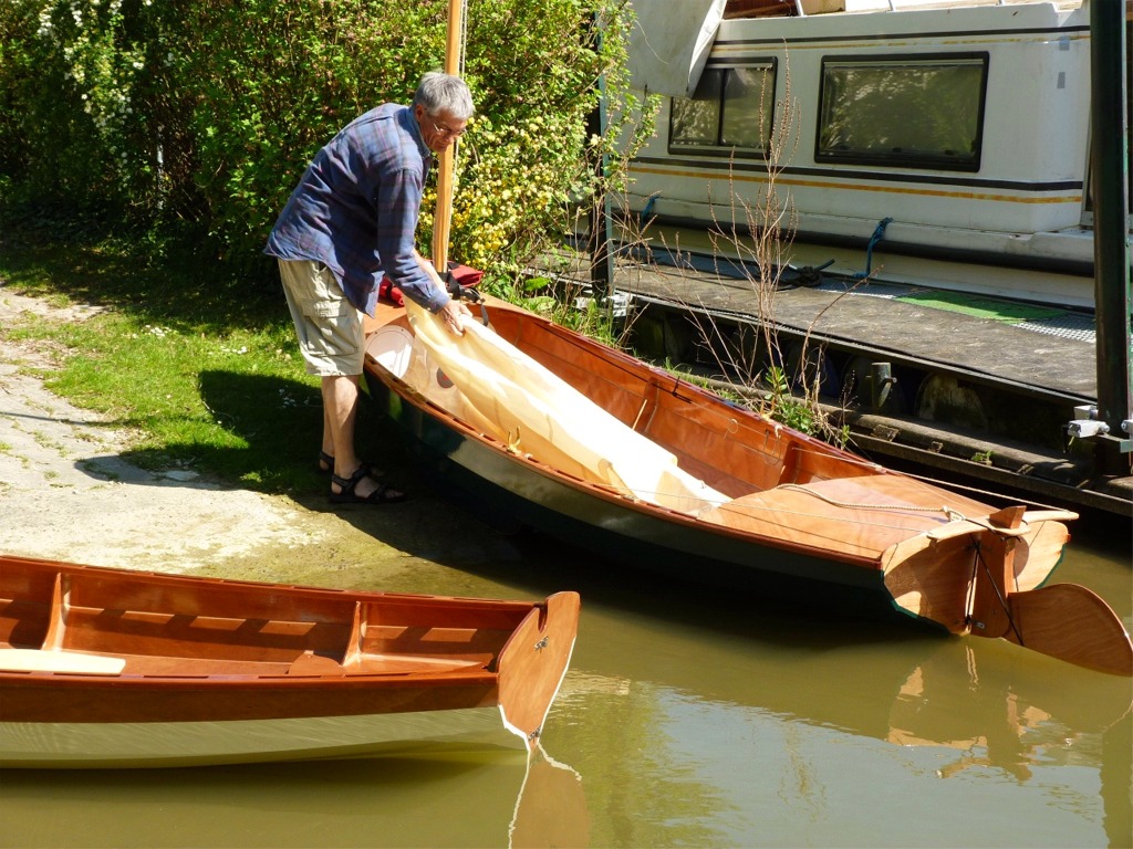 Pierre a commandé une voile houari sur mesure pour sa yole, et en attendant, il va utiliser une petite voile au tiers de 2.80 m2 que j'avais fait faire pour équiper une Arwen, au tout début de mes aventures. Je m'étais bien amusé avec cette voile pendant l'été 2009 sur le Doris 12.