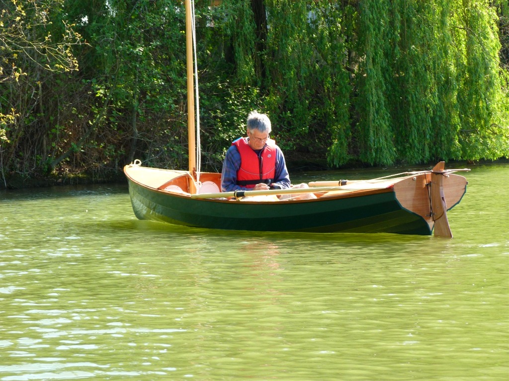 Pierre semble se recueillir avant d'envoyer la voile... Mais d&eacute;trompez-vous, il n'est pas en train de se mettre au clair avec Neptune, en fait il m&eacute;morise le mode d'emploi de son appareil photo. 