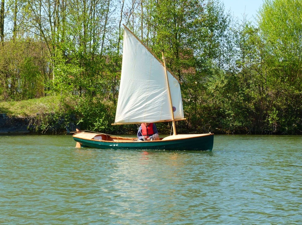 L'installation un peu h&acirc;tive du gr&eacute;ement du Doris 12 rend difficile l'&eacute;tarquage de la petite misaine, ce dont t&eacute;moigne le l&eacute;ger pli entre le point d'&eacute;coute et le haut du guindant. 