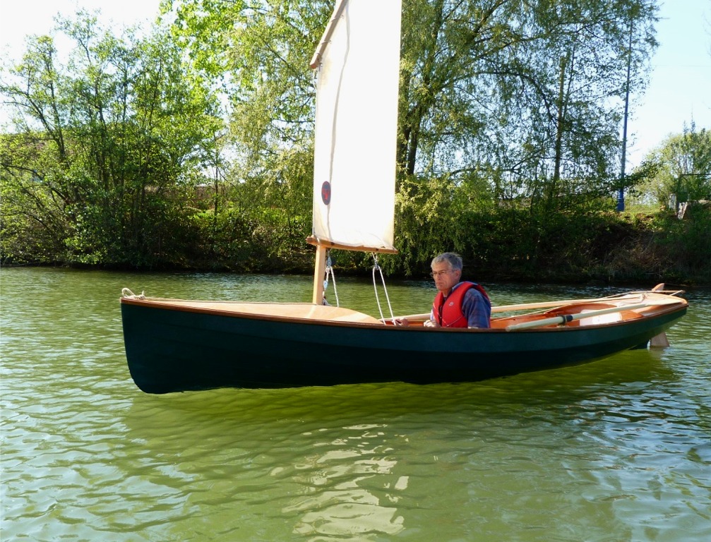 La faiblesse de la brise ne permet de juger de l'efficacit&eacute; r&eacute;elle des quilles de bouchain comme plan anti d&eacute;rive, mais au cours de cet essai Pierre a pu &eacute;taler le courant de l'Oise et gagner au vent quand il y en avait assez, ce qui montre qu'elles jouent au moins partiellement leur r&ocirc;le. 