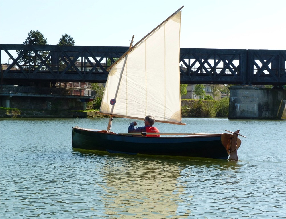 Le syst&egrave;me de drosses sur &eacute;lastique fonctionne parfaitement. Pierre barre en tirant vers l'avant ou vers l'arri&egrave;re sur l'une ou l'autre des deux drosses, qui courrent sous la serre de chaque bord. 