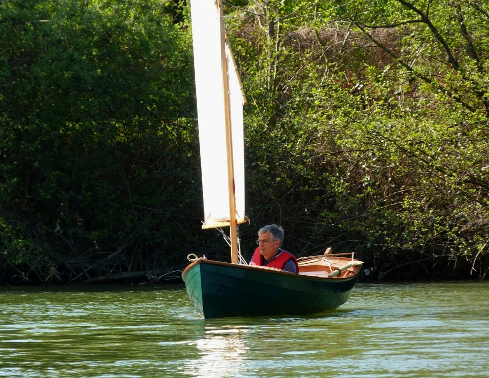 Assis au fond de la yole, Pierre a une bonne visibilit&eacute; &agrave; 360&deg;. 