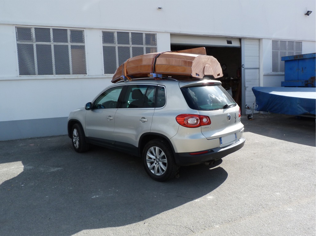 Claude m'a envoy&eacute; les quatre photos suivantes. Je lui ai constuit une Prame d'Eastport pr&ecirc;te &agrave; peindre au d&eacute;but de cette ann&eacute;e. 