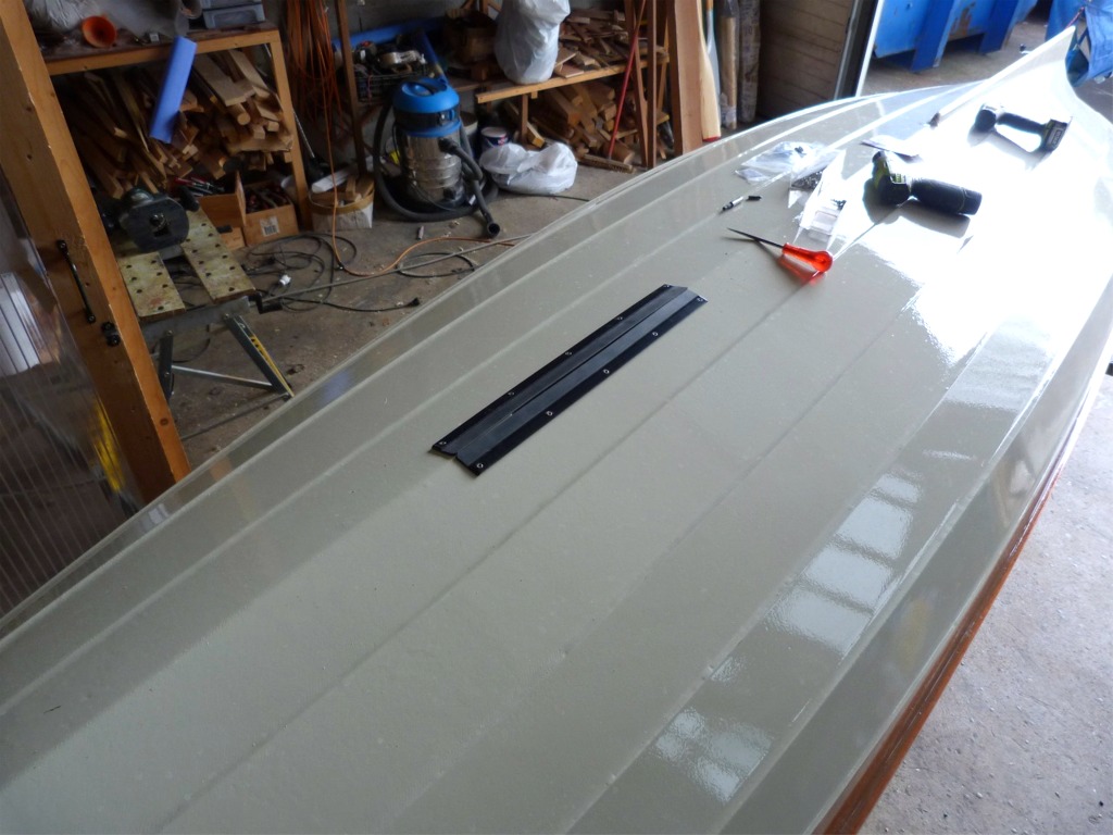 Je pose aussi les l&egrave;vres qui obturent l'ouverture du puits de d&eacute;rive. A d&eacute;faut, d&egrave;s que l'on va un peu vite sans d&eacute;rive, l'ouverture cr&eacute;e des turbulences qui font remonter de l'eau par le puits de d&eacute;rive. 