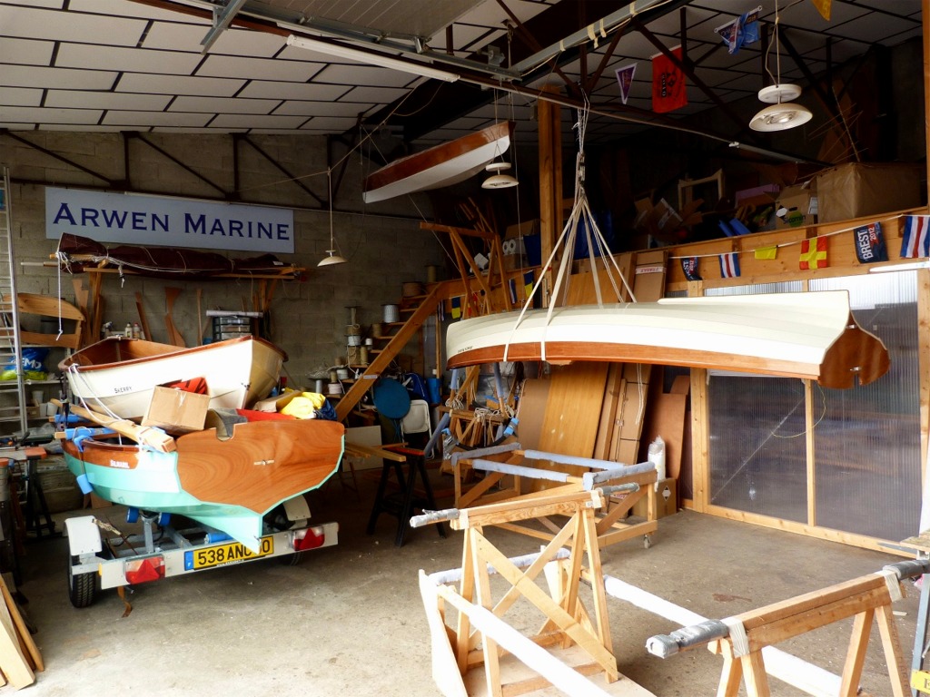 Je mets la Yole de Chester en l&eacute;vitation afin de la remettre &agrave; l'endroit pour la suite de ses finitions. 