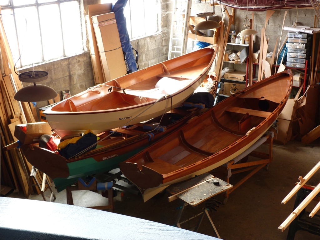 Photo de fin de journ&eacute;e : apr&egrave;s avoir rentr&eacute; Gandalf (la courbe claire au premier plan en bas de l'image) et ferm&eacute; le grand volet, j'aime bien l'&eacute;clairage sur mon petit groupe de bateaux. 