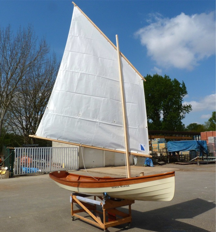 J'arrive enfin au moment de gr&eacute;er la voile au tiers de 5.80 m2 (et je suis tr&egrave;s content !) Cette voile est th&eacute;oriquement destin&eacute;e au Skerry, au Doris 17 ou au PassageMaker Dinghy. J'ai fait des espars creux et fins pour qu'ils soient l&eacute;gers et je suis agr&eacute;ablement surpris par leur rigidit&eacute;.