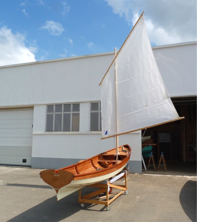 Je profite de cet essayage pour d&eacute;terminer la position de l'encornat lat&eacute;ral de b&ocirc;me, et positionner le capelage d'&eacute;coute sur la b&ocirc;me, et valider celui de la drisse sur la vergue, &eacute;tabli conform&eacute;ment au plan des espars du PassageMaker Dinghy. 