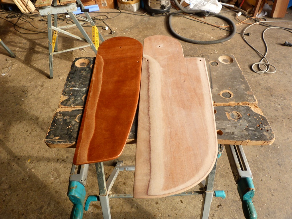 Je me suis d&eacute;p&eacute;ch&eacute; de d&eacute;couper et profiler mon nouveau safran, nettement plus s&eacute;rieux que le pr&eacute;c&eacute;dent, visible ici &agrave; gauche. Le nouveau a une surface doubl&eacute;e gr&acirc;ce au d&eacute;crochement sur le bord d'attaque et &agrave; l'augmentation de sa profondeur.