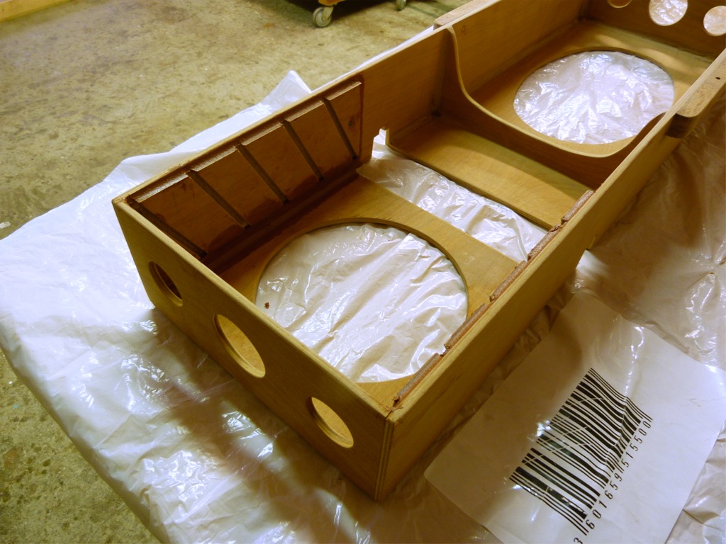 J'ai aussi coll&eacute; les deux cr&eacute;maill&egrave;res qui tiendront la plaque de cale-pied sur ma coulisse mobile. Celle-ci sera donc r&eacute;glable sur 5 incr&eacute;ments de 5 cm chacun. J'ai aussi "scalp&eacute;" l'entretoise qui se trouve sur l'arri&egrave;re des deux rails, car elle coupait les mollets du nageur. 