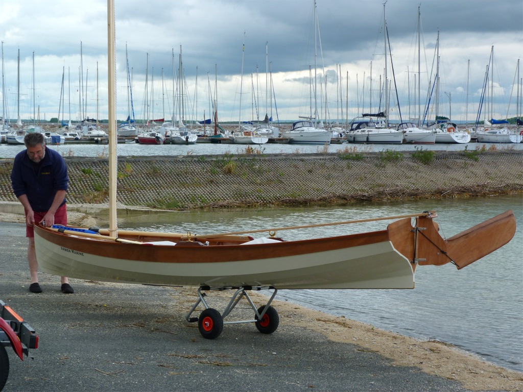 J'utilise l'épatant chariot alu Nautiraid pour descendre l'impériale cale de mise à l'eau du port du Mesnil-St-Père. Je vous rappelle que ce chariot est en vente libre pour un prix risible.