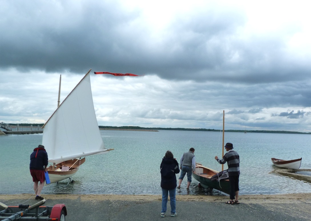 Après avoir envoyé ma misaine arisée, je procède au lancement, avec un peu d'avance sur Pierre. La bande de ris permet de réduire la surface de voilure de 1.50 m2. 