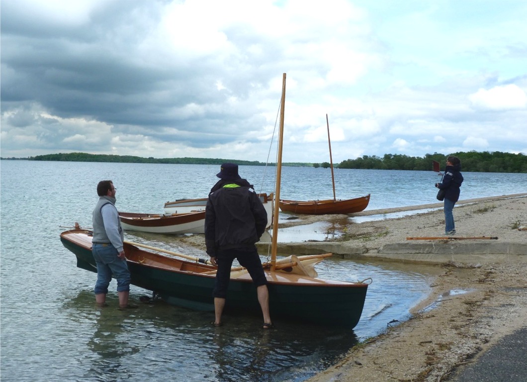 Outre nos deux Yoles de Chester, il y a déjà cinq autres bateaux à pied d'oeuvre : les deux Doryplume Lovedory et Prise de Ris'k, le Pirmil Thema (visibles ici) et les deux Skerry Chasse-Marée et La Marie Pupuce. 