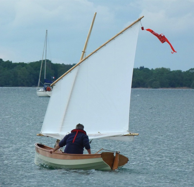 Je termine aussi en parallèle ma propre Yole de Chester gréée et nous essayons les deux bateaux avec grande satisfaction lors du Rassemblement Arwen Marine du Lac d'Orient, fin avril. Cette 5e édition rassemble 33 bateaux (!) et nous atteignons la limite du rassemblement "informel". En 2015, il faudra mettre en place une solution pour assurer la sécurité.