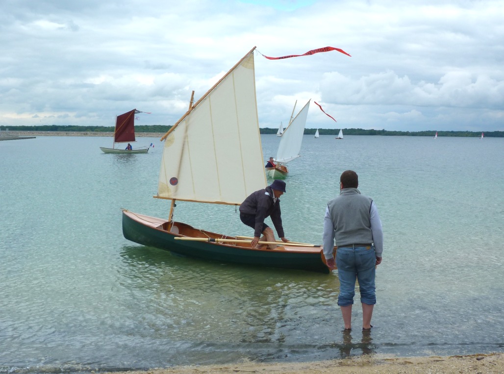 Pierre s'élance à son tour sur Atypique. J'ai finalement retrouvé la vraie surface de sa petite misaine : elle fait 3.20 m2 et non 2.80 m2 comme je le croyais et comme je l'ai écrit jusqu'à présent. 