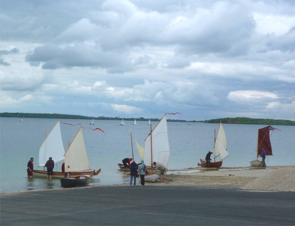 La petite flottille de ce vendredi se rassemble sur la plage en vue de la pause déjeuner. Il nous est presque difficile de nous arrêter de tirer des bords pour aller pique-niquer ! 