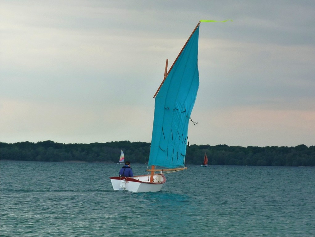 JiBi nous rejoint avec son Goat Island Skiff Takka en milieu d'après-midi après avoir fait la route depuis La Rochelle : très bel effort de la part de Jibi que de rouler près de 1300 km aller-retour pour venir participer à notre rassemblement ! 