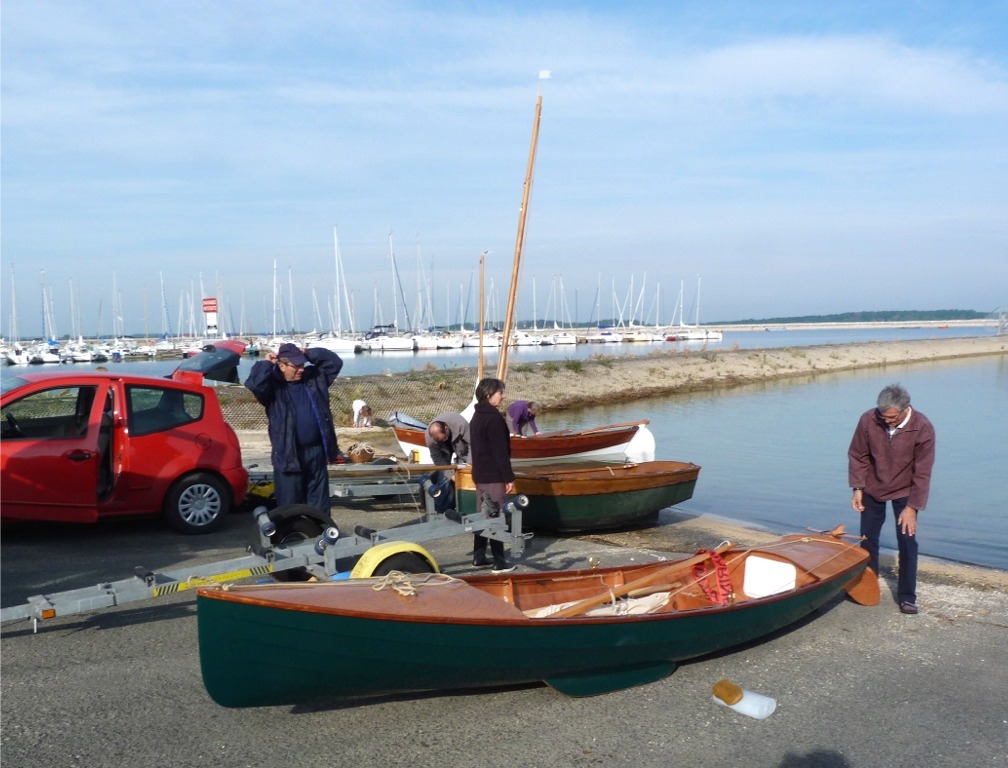 Derrière Atypique, on aperçoit le MOA conçu et construit par Philippe, qui a passé la nuit à bord de son bateau, et le Doryplume Cap93 de Béatrice et Marc, qui ont eux aussi passé la nuit à bord (oui, ils ont dormi à deux dans un Doryplume, c'est certainement digne du Guiness Book !) alors que nous nous prélassions dans les confortables lits de la Résidence du Lac... 