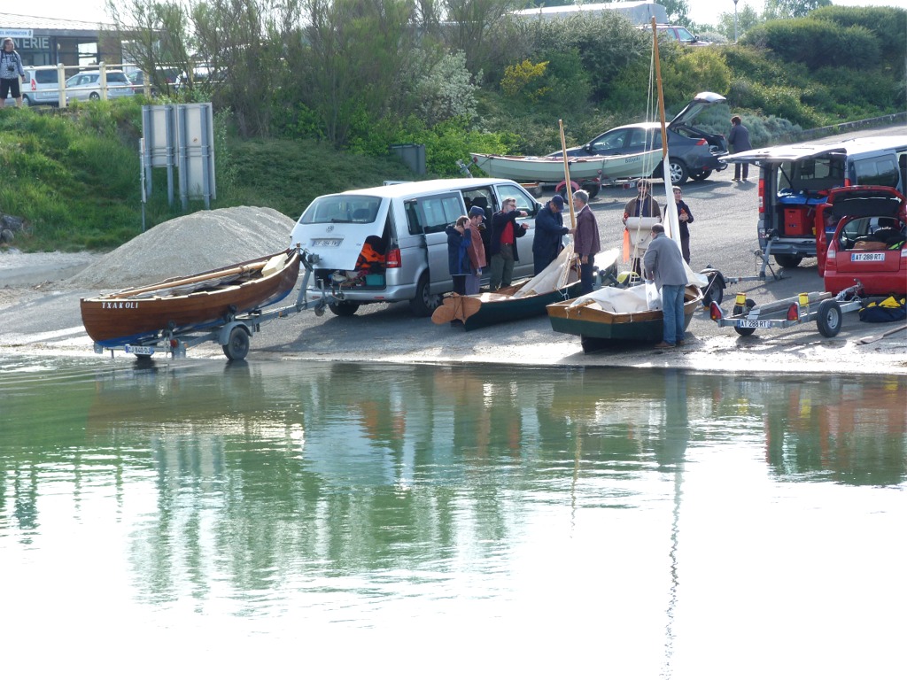 Une grande partie du plaisir de ces rassemblements de petits bateaux est de discuter "chiffons" sur la cale avec les autres skippers-constructeurs, et quand la cale est aussi belle qu'au Mesnil-St-Père...