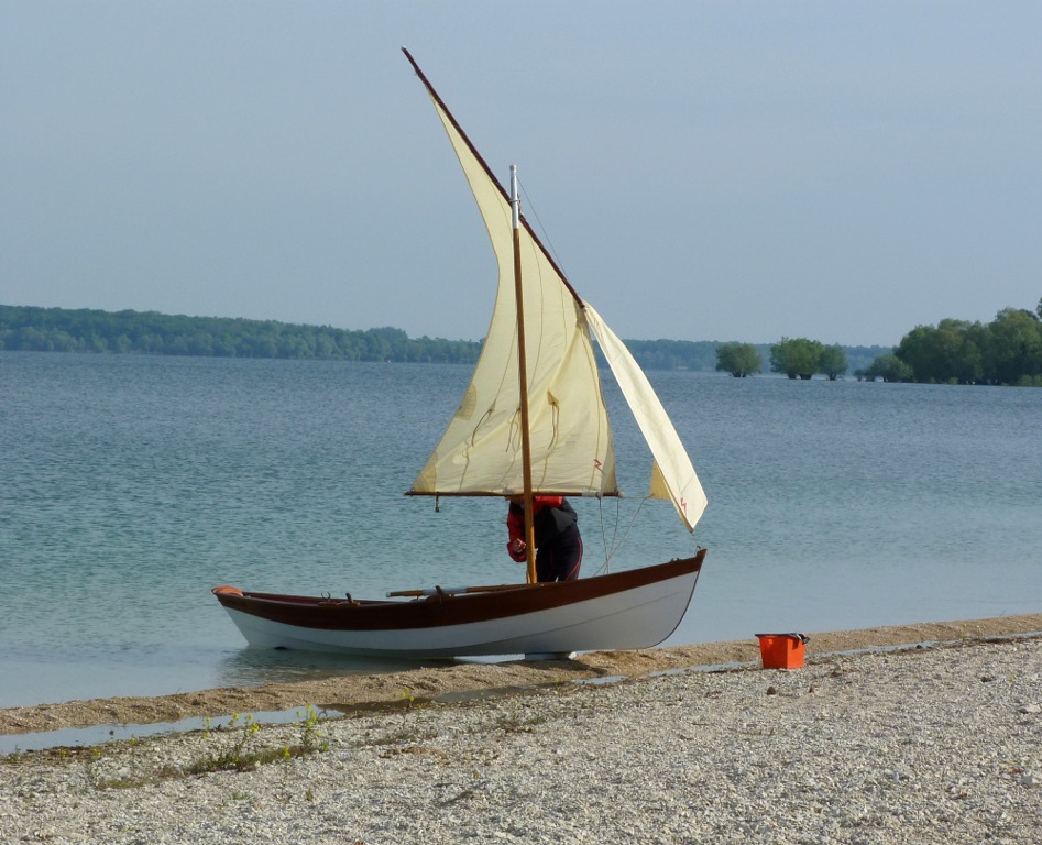 Plus je vois le petit foc des Doryplume (sans parler de celui de Gérard), plus je me dis que ce n'est finalement pas si mal d'avoir une petite voile d'avant en plus de la misaine... 