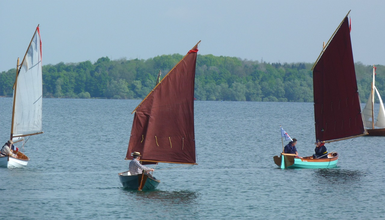 De gauche à droite, le Skerry La Marie Pupuce, le Doryplume Liliplume, le Silmaril masquant l'Elorn Txakoli. 