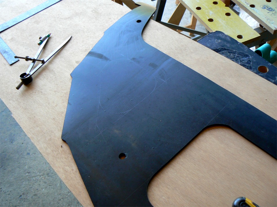 Voici la plaque d&eacute;coup&eacute;e au contour de la coque, et je suis occup&eacute; &agrave; tracer et couper des all&egrave;gements sur l'int&eacute;rieur, car je trouve le caoutchouc "massif" tr&egrave;s lourd. 