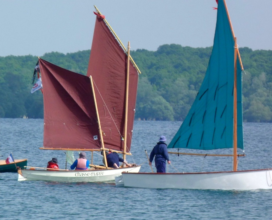 Je mets à jour juste cette dernière case car j'ai commencé à mettre en ligne les photos du Rassemblement au Lac d'Orient des 25, 26 et 27 avril 2014. Ce crû 2014 fut excellent : 33 bateaux présents, 57 participants, du vent, un tout petit peu de soleil, pas de pluie, des pompiers, enfin bref, c'était super !