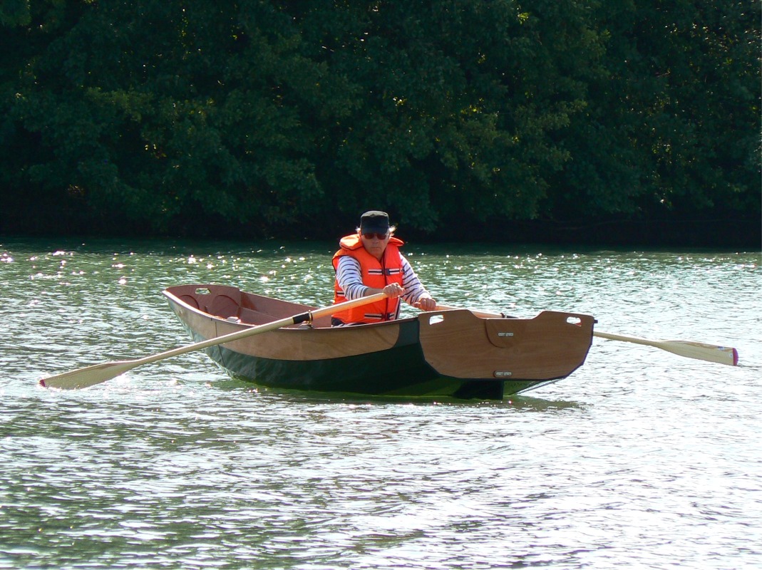 Alain prend en main le bateau pour un petit essais &agrave; l'aviron. 