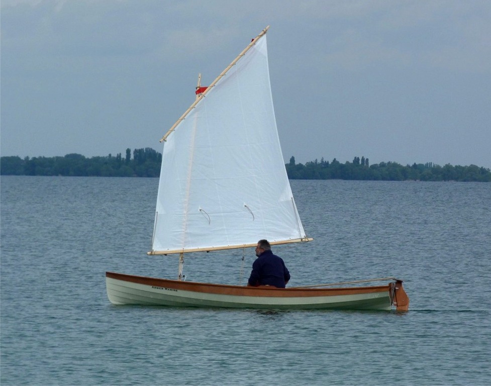 Je refais un petit essai de ma Yole de Chester gréée. Je suis vraiment très content : elle va très vite et n'est pas du tout aussi acrobatique que je le craignais ! La voile au tiers de 5.80 m2 est tout à fait maniable par petit temps et ma prise de ris semi automatique rend la réduction facile à effectuer sur l'eau. Je me demande d'ailleurs si je ne vais pas ajouter une seconde bande de ris afin de pouvoir réduire à 2.80 m2. 