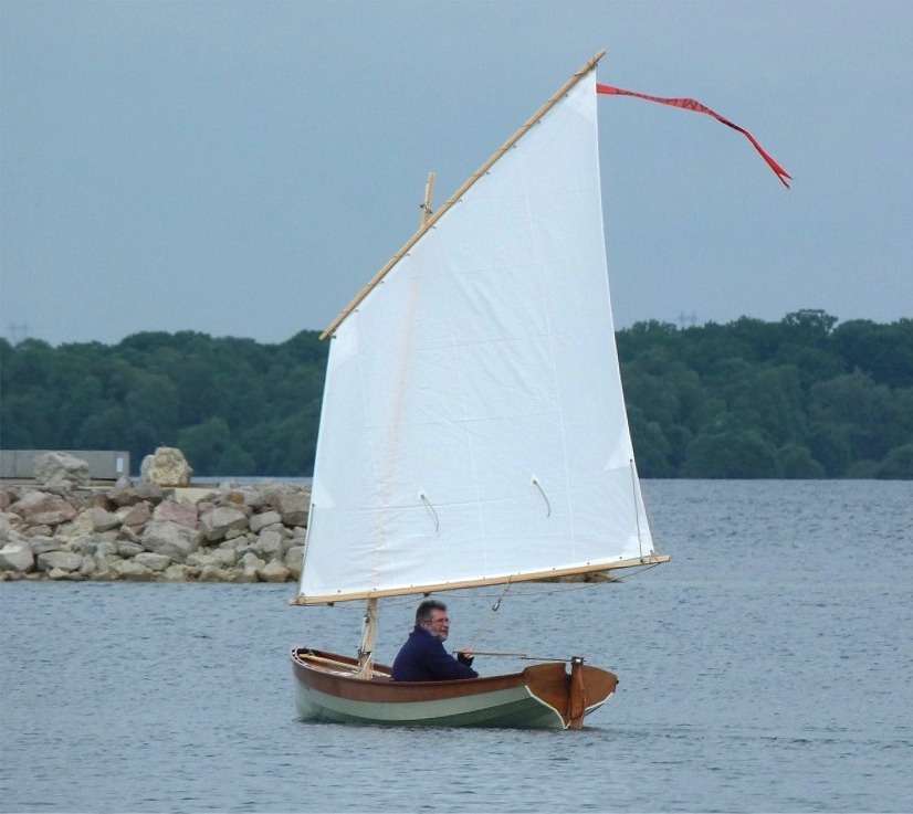 Seul point à améliorer : la vergue est un peu souple et fait déverser la voile un peu prématurément à mon goût (ce que montre le pli plus ou moins marqué entre le point de drisse et le point d'écoute). 