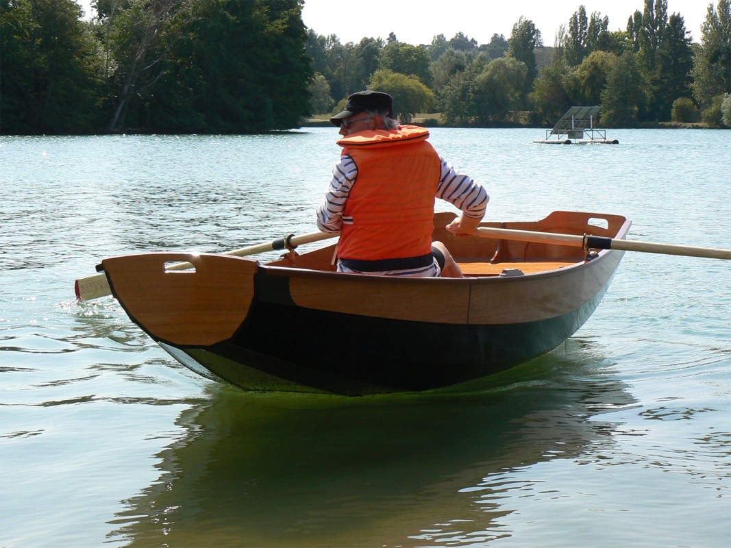 La coque glisse aisément et tient bien sa route malgré sa relativement courte flottaison.  tit essais à l'aviron. 