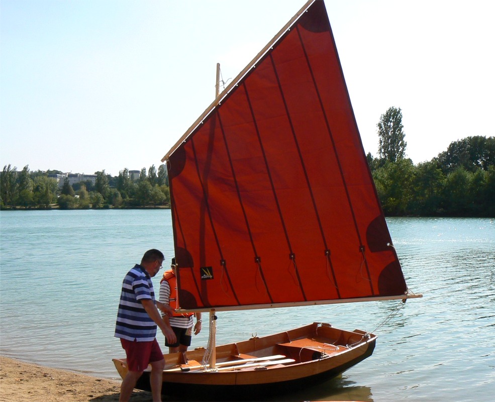 A envoyer la misaine. Sa coupe est superbe, bien creuse mais pas trop. Elle vient de chez All'Purpose, nouvelle marque de Voiles Performance à Lézardrieux (Cotes d'Armor). 