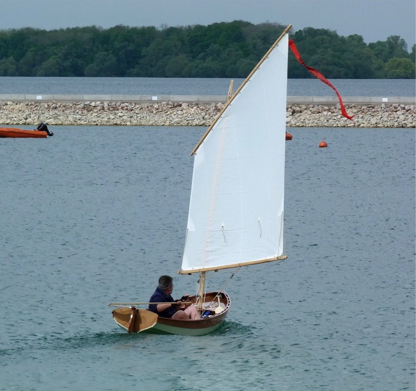 Autre détail mineur : l'humidité de la position assise au fond de la coque car on est assis dans la moindre goutte d'eau embarquée. J'essayerai avec le plancher central... 