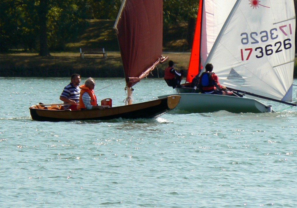 Un petit bord au grand largue pour tester le potentiel de vitesse : je suis scotch&eacute; par la vitesse du PassageMaker avec un ris et deux personnes &agrave; bord... 