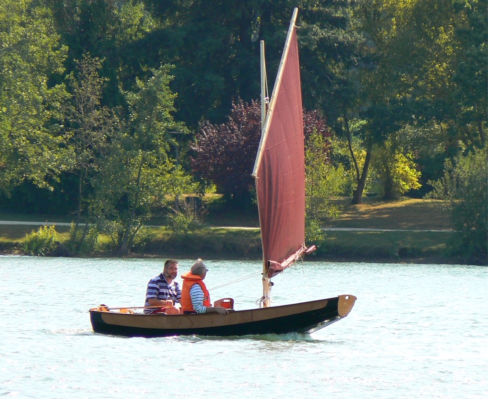 On voit que la voile arisée est assez plate, et la marotte est bien dégagée : on ne risque pas d'engager au portant. 