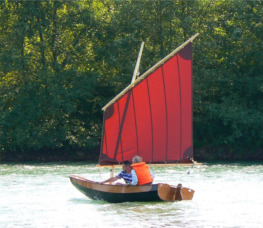 Du fait de ce cahier des charges, et au vu de l'aspect joufflu de cette coque, je pensais que son comportement serait un peu... pataud à l'aviron comme à la voile. Et bien pas du tout ! J'ai été très favorablement surpris lors des essais du premier PassageMaker Dinghy que j'ai construit car il s'est révélé très agréable à l'aviron et vif à la voile, malgré sa courte longueur de flottaison, et je retrouve cette satisfaction chez tous les propriétaires de ce bateau ! 