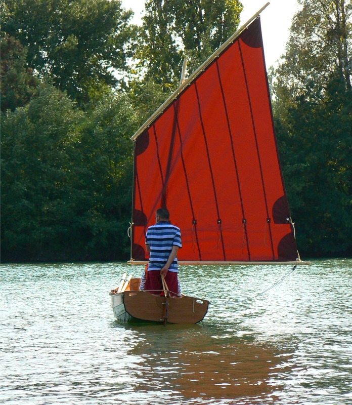 La barre est juste pos&eacute;e sur la t&ecirc;te de gouvernail, tenue par un ergot sur l'arri&egrave;re et on peut la lever &agrave; 45 degr&eacute;s. 