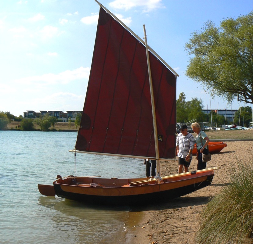 Je crois que Jeannine et Alain ne sont pas trop m&eacute;contents... Il reste un grand probl&egrave;me &agrave; r&eacute;soudre : comment baptiser ce bateau ? 