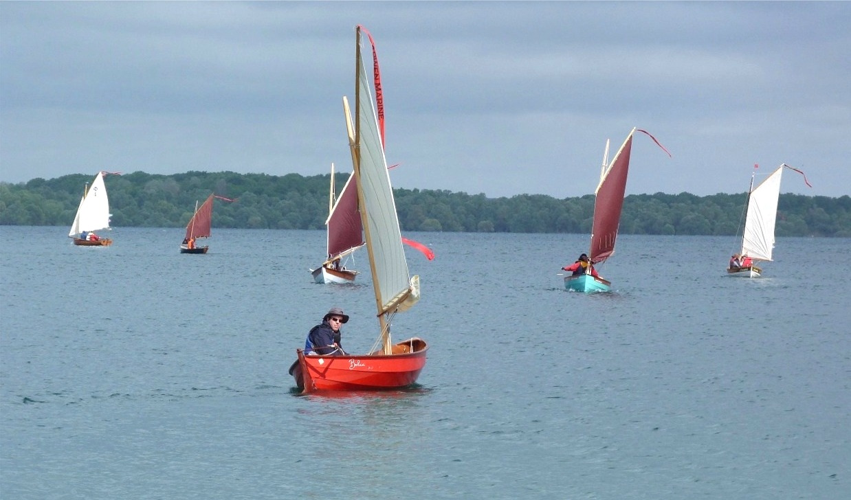 Bahari va rejoindre le Minahouet Njord, le Doryplume Liliplume, le Skerry Méaban, le Silmaril et le Skerry Anouket. On voit que plusieurs bateaux ont déja pris un ris car le vent a déja un peu augmenté. 