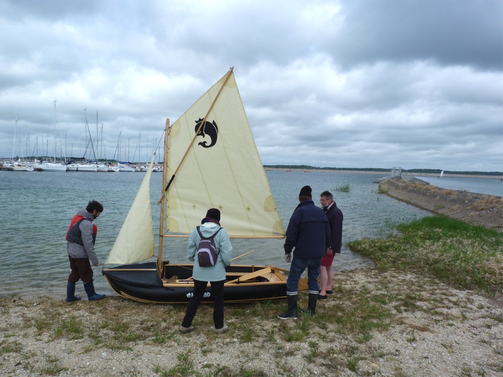 Son petit gréement de sloop à livarde lui donne une puissance suffisante avec un centre de poussée vélique assez bas et des espars courts.