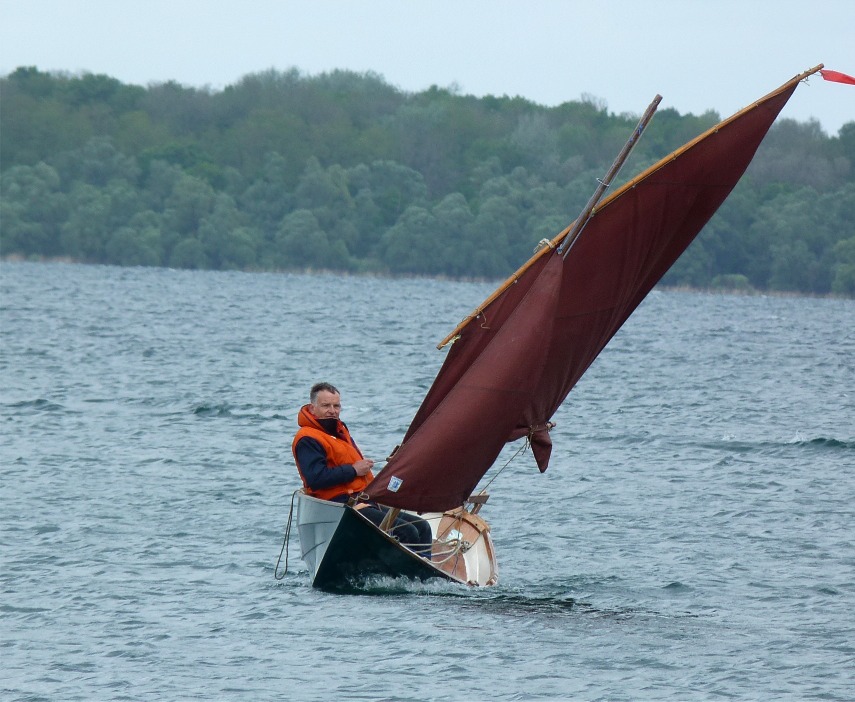 Le Doryplume Liliplume à fond au près avec un ris dans sa misaine. 