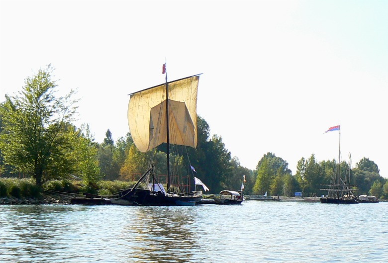 Un chaland (ou une gabarre, ou encore un futreau) nous montre son impressionnante voile carrée. La faiblesse du vent, soufflant presque tout le temps dans le sens du courant, a malheureusement sévèrement limité les démonstrations sous voile. 