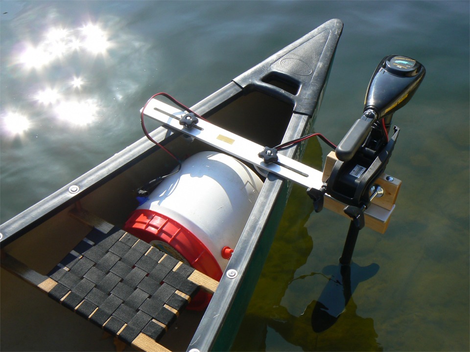 Petit d&eacute;tail int&eacute;ressant sur ce cano&euml; de la "Canoe-Company" : le petit moteur &eacute;lectrique (dont la batterie est abrit&eacute;e dans le bidon &eacute;tanche, avec des connecteurs report&eacute;s sur l'ext&eacute;rieur du bidon) est fix&eacute; sur une chaise excentr&eacute;e tenue sur une latte d'alu. Celle-ci est fix&eacute;e sur les serres par des griffes r&eacute;glables en largeur. 