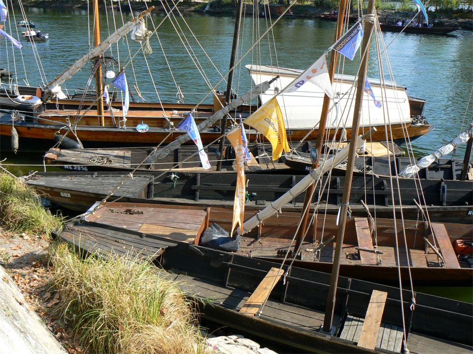 Vue de quelques bateaux lig&eacute;riens (vous non plus, vous ne saviez pas que &ccedil;a voulait dire "de la Loire" ?) Tous ces bateaux sont construits, entretenus et anim&eacute;s par l'association des Compagnons Chalandiers, install&eacute;e &agrave; demeure sur les quais d'Orl&eacute;ans. 
