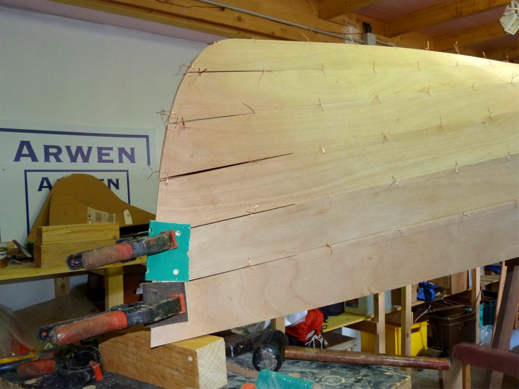 Je m'aide de ces pinces (sur des feuilles de papier de verre pli&eacute;es en 4 afin de leur donner de la traction) pour fermer l'&eacute;trave afin de la suturer. Les fentes entre les extr&eacute;mit&eacute;s des virures seront ferm&eacute;es progressivement.