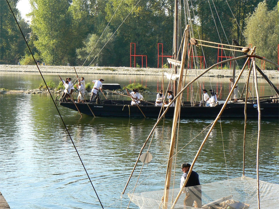 D&eacute;monstration de progression &agrave; l'ancienne sur le chaland de t&ecirc;te du train de bateaux. Un puissant moteur hors-bord est &agrave; l'oeuvre dans un puits &agrave; l'arri&egrave;re de ce chaland parce que tout de m&ecirc;me il ne faut pas d&eacute;passer les bornes des limites. 