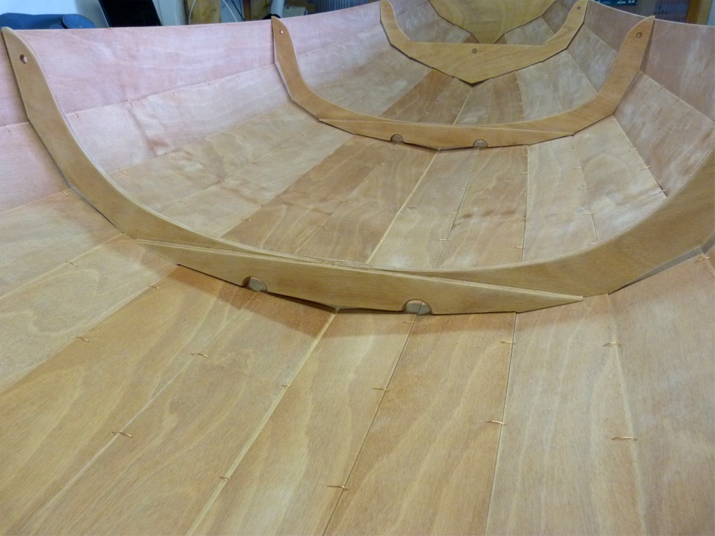 Pierre (qui a construit r&eacute;cemment avec moi Atipik, sa propre Yole de Chester modifi&eacute;e) est venu m'aider &agrave; tourner Jolanda &agrave; l'endroit afin de mettre en place la structure transversale. Pour les deux premiers retournements, il est indispensable d'&ecirc;tre deux, car la coque est trop fragile pour la tourner en la suspendant. 