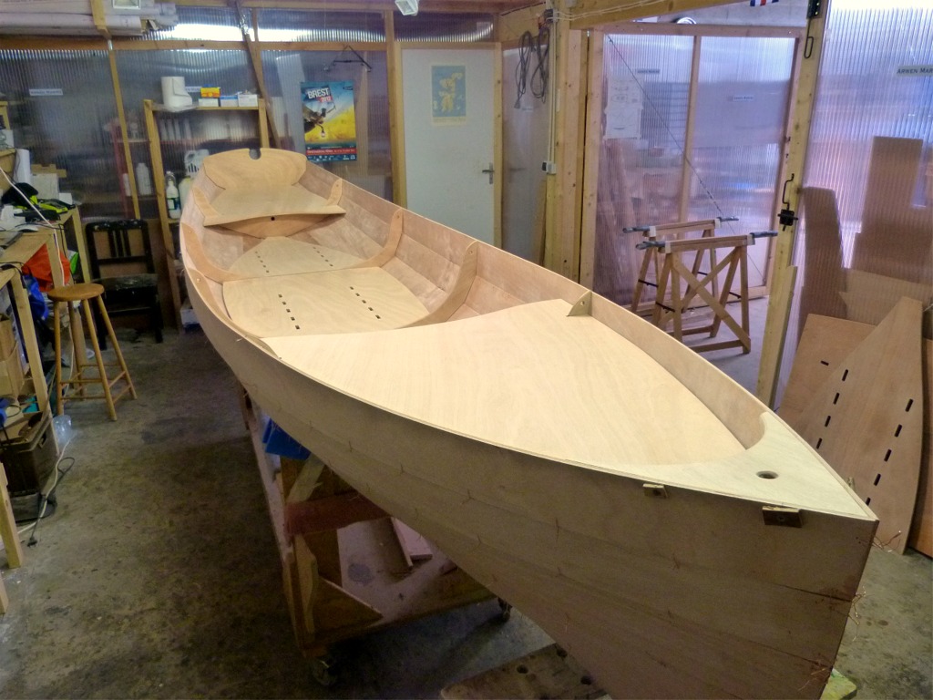 J'ai fix&eacute; la guirlande &agrave; l'aide de 4 vis temporaires et nous avons install&eacute; les deux cloisons et les deux membrures, en pla&ccedil;ant les dessus de caisson et les planchers afin de nous assurer que les emplacements retenus laissent sa place &agrave; chacun de ces &eacute;l&eacute;ments. 