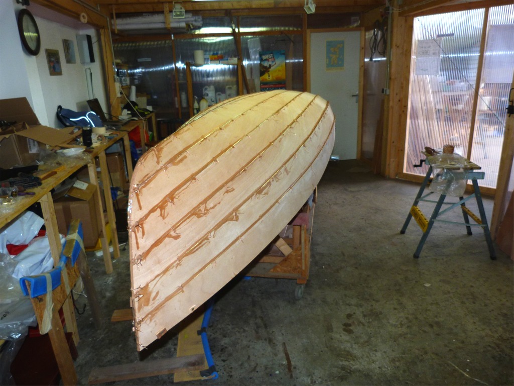 Les fentes entre les virures sur l'&eacute;trave ont presque totalement disparu au moment de ce collage, car la coque s'est conform&eacute;e &agrave; sa forme pr&eacute;vue lorsque nous avons sutur&eacute; la structure en place. 