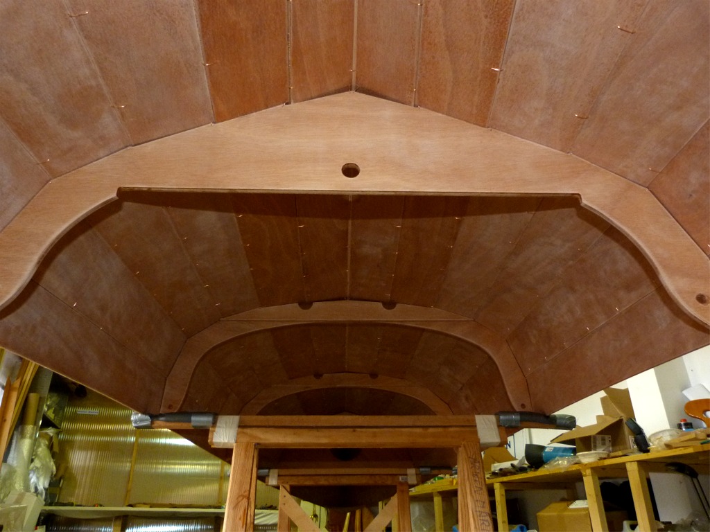 Je v&eacute;rifie sous la coque que l'&eacute;poxy charg&eacute;e est assez visqueuse pour ne pas couler &agrave; travers les joints... 